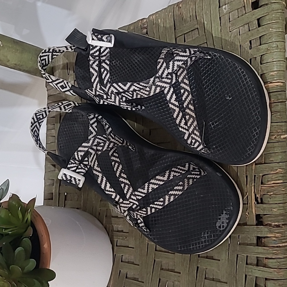 Chaco's Womens ZX1 Black White Patterned Classic Sport Sandals Size 9